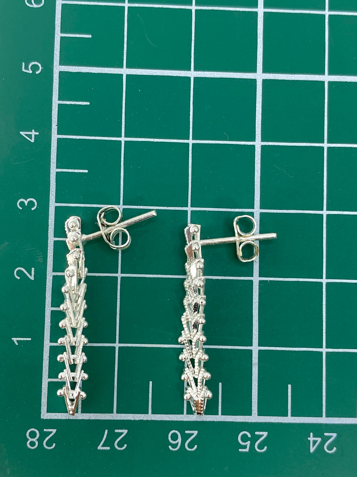 Aretes sobre fondo blanco mostrando el contraste 925