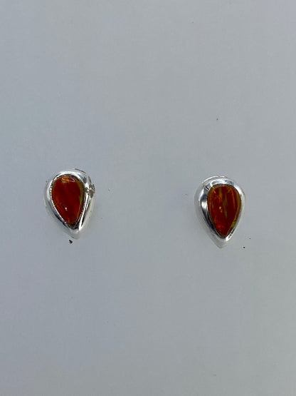 Aretes de plata con ópalo de fuego multicolor en tonos naranja y rojo, vistos de frente