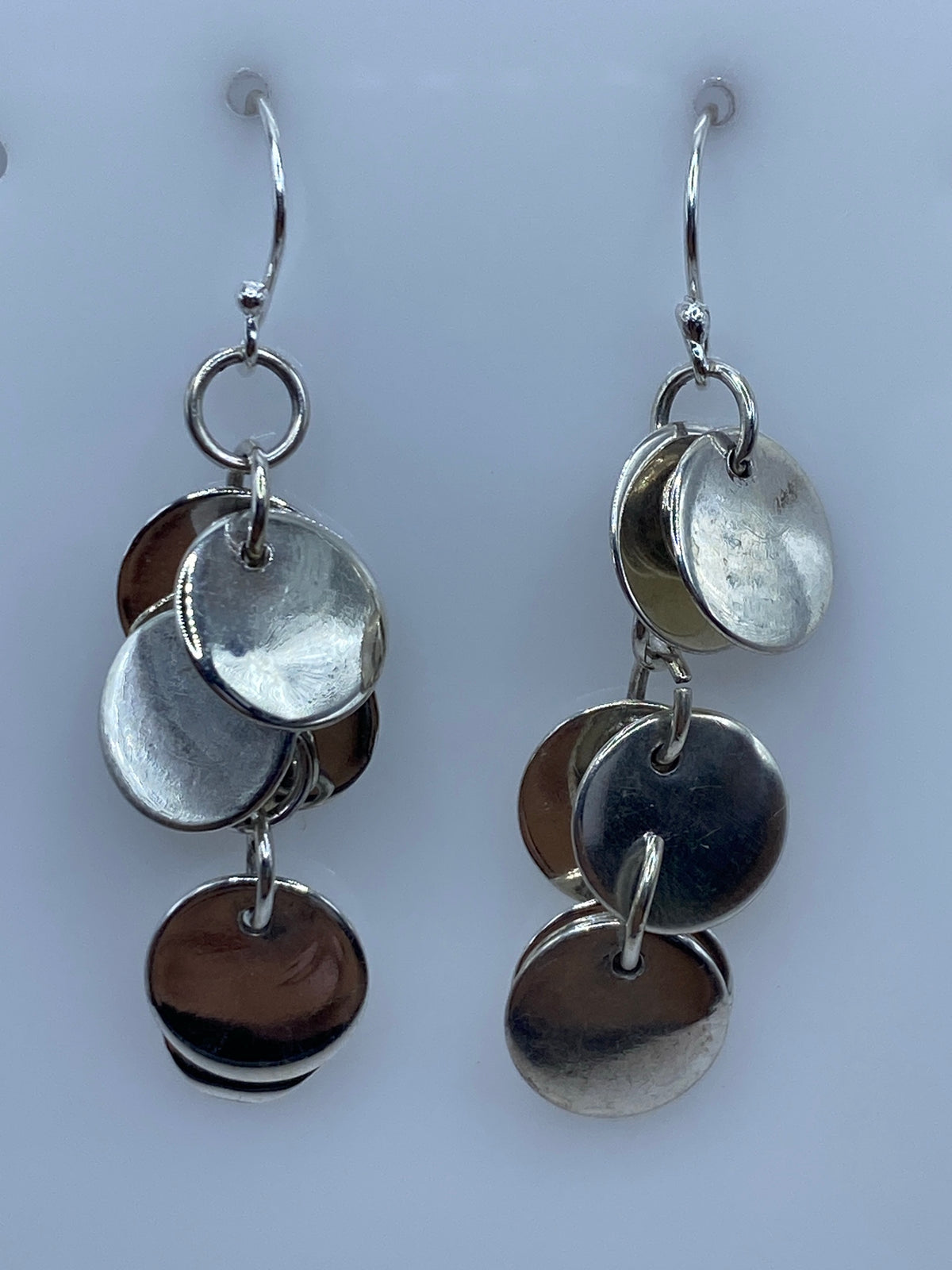 Par de aretes de plata con discos superpuestos en acabado pulido brillante
