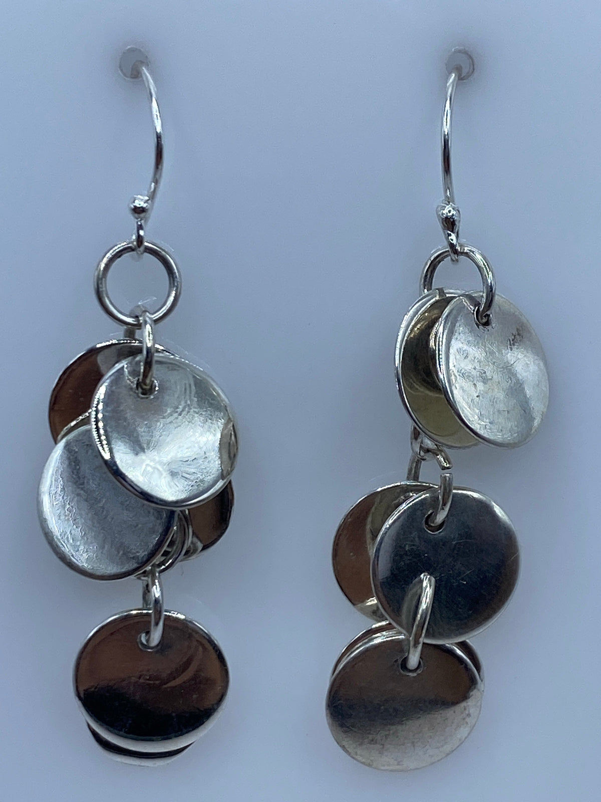 Aretes sobre fondo blanco con el Quinto 925 visible