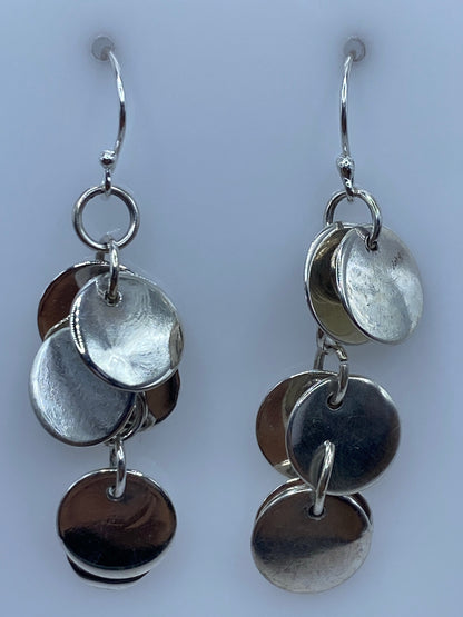 Aretes sobre fondo blanco con el Quinto 925 visible
