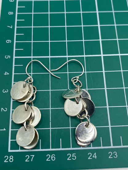 Foto con escala: aretes de 4.7 cm de largo en plata 925 auténtica