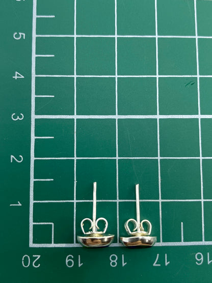 Aretes de ópalo de fuego sobre fondo gris mostrando el Quinto 925