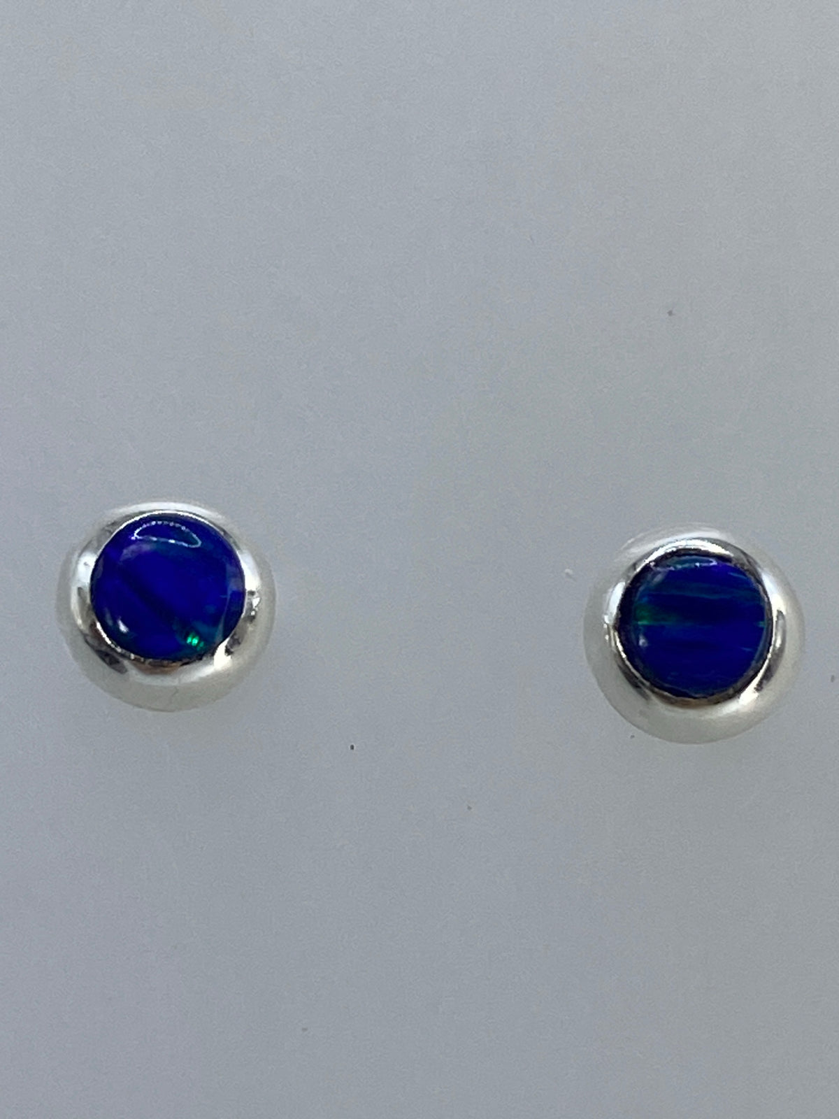 Aretes de plata con ópalo de fuego multicolor engastados a mano en Taxco