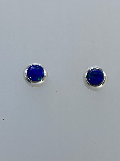 Par de aretes de ópalo de fuego mostrando los colores iridiscentes: rojo, naranja, verde y azul