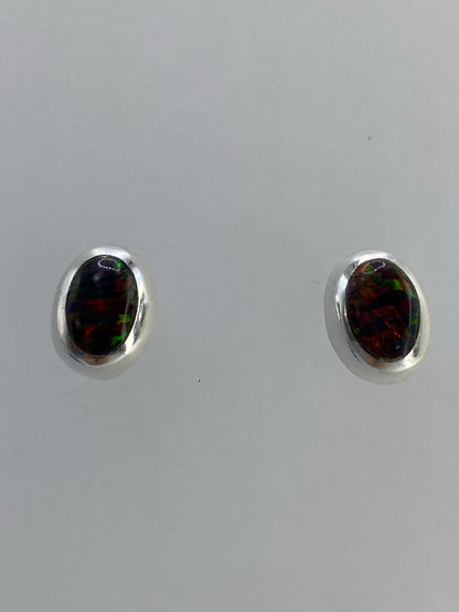 Aretes sobre escala de precision mostrando el peso total de 0.97 gramos