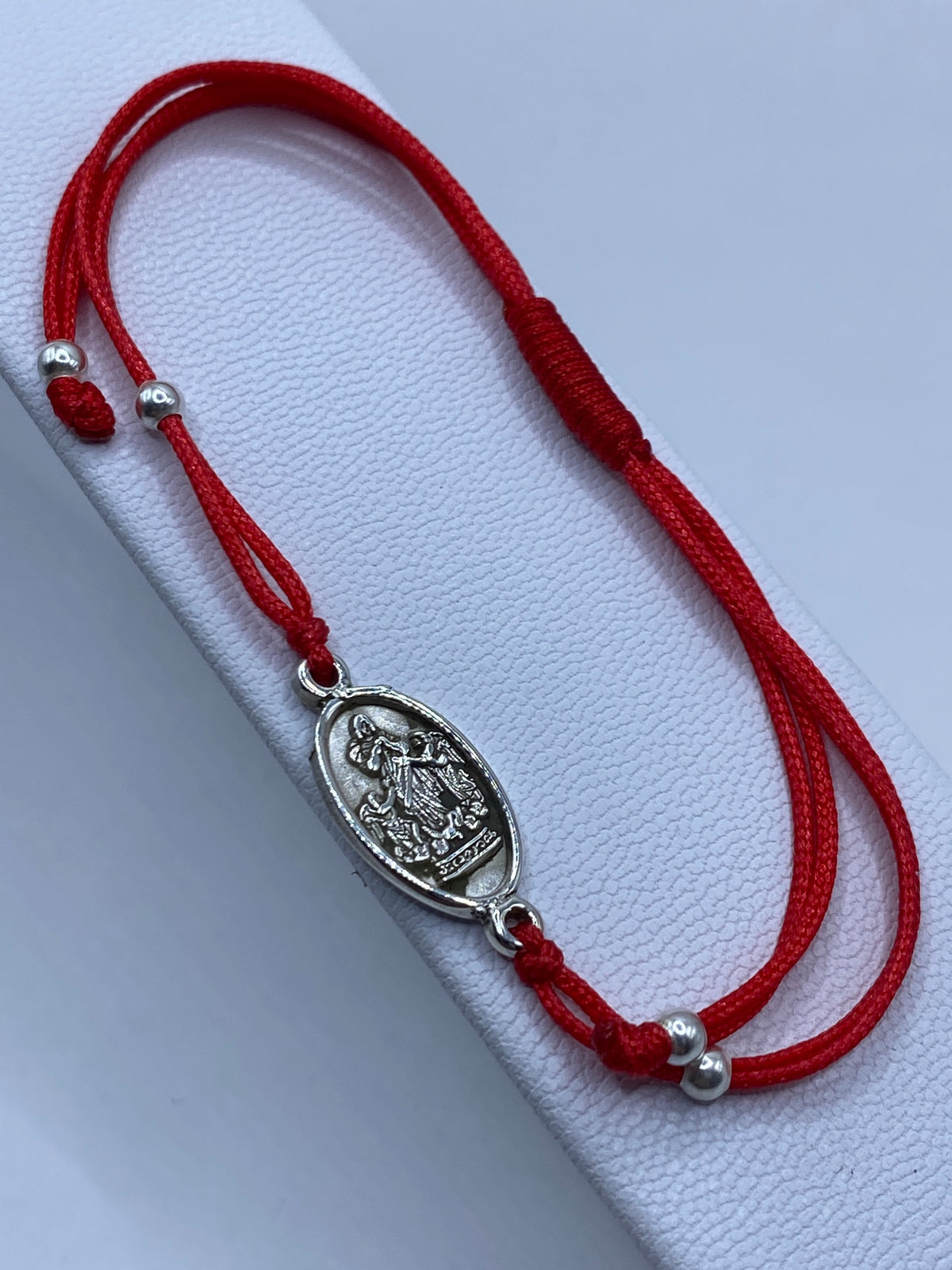 Pulsera ajustable de plata 925 con medallón en relieve de María desatadora de nudos en cuerda roja