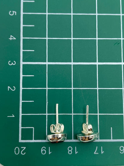 Aretes de plata con ópalo multicolor mostrando el Quinto 925 en la base