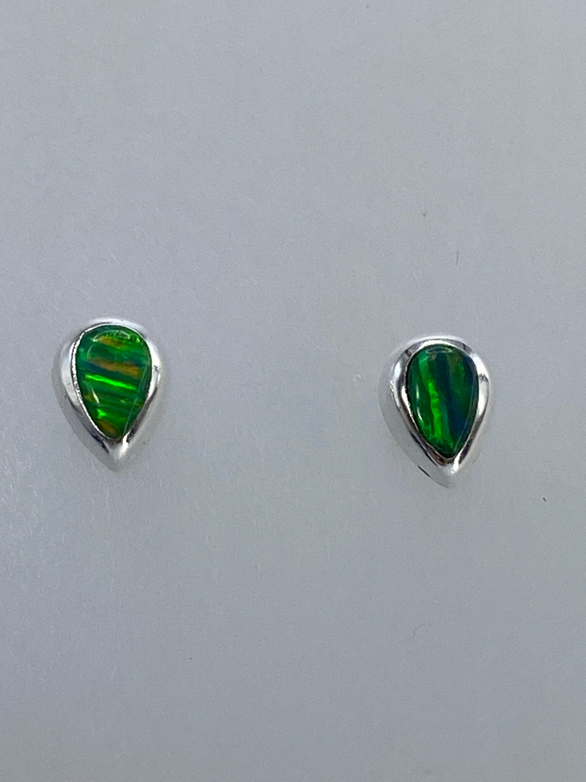 Par de aretes de plata 925 con ópalo de fuego multicolor en engaste a mano, vista frontal