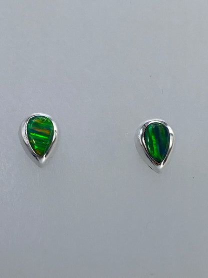 Par de aretes de plata 925 con ópalo de fuego multicolor en engaste a mano, vista frontal