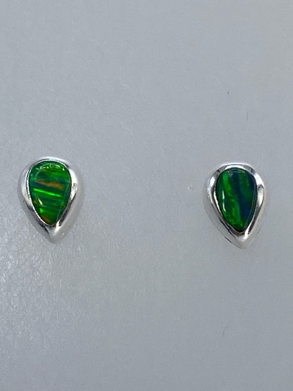 Aretes sobre regla de medición mostrando tamaño del par