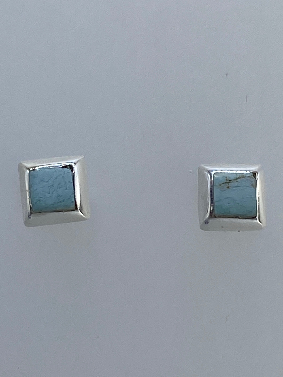 Par de aretes cuadrados de plata 925 con piedra engastada, vista frontal