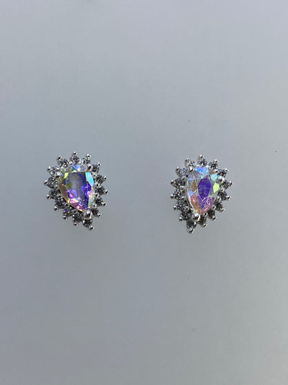 Detalle frontal de un arete mostrando el engaste de circonia multicolor rodeada de micro-cristales