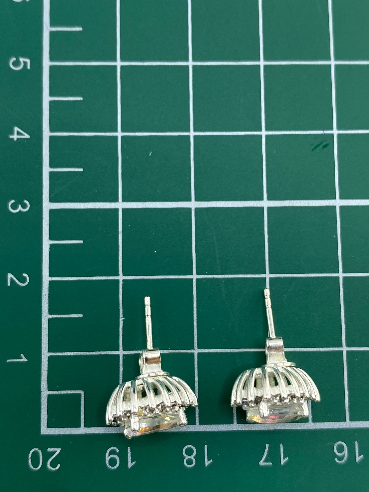 Aretes en estuche azul mostrando el peso de 3.31 gramos en báscula