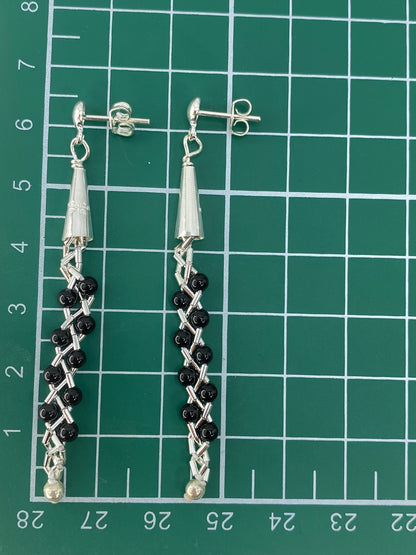 Aretes sobre balanza mostrando peso de 3.4 g por el par