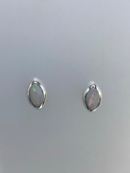 Aretes de ópalo de fuego vistos de frente, engastados en plata 925