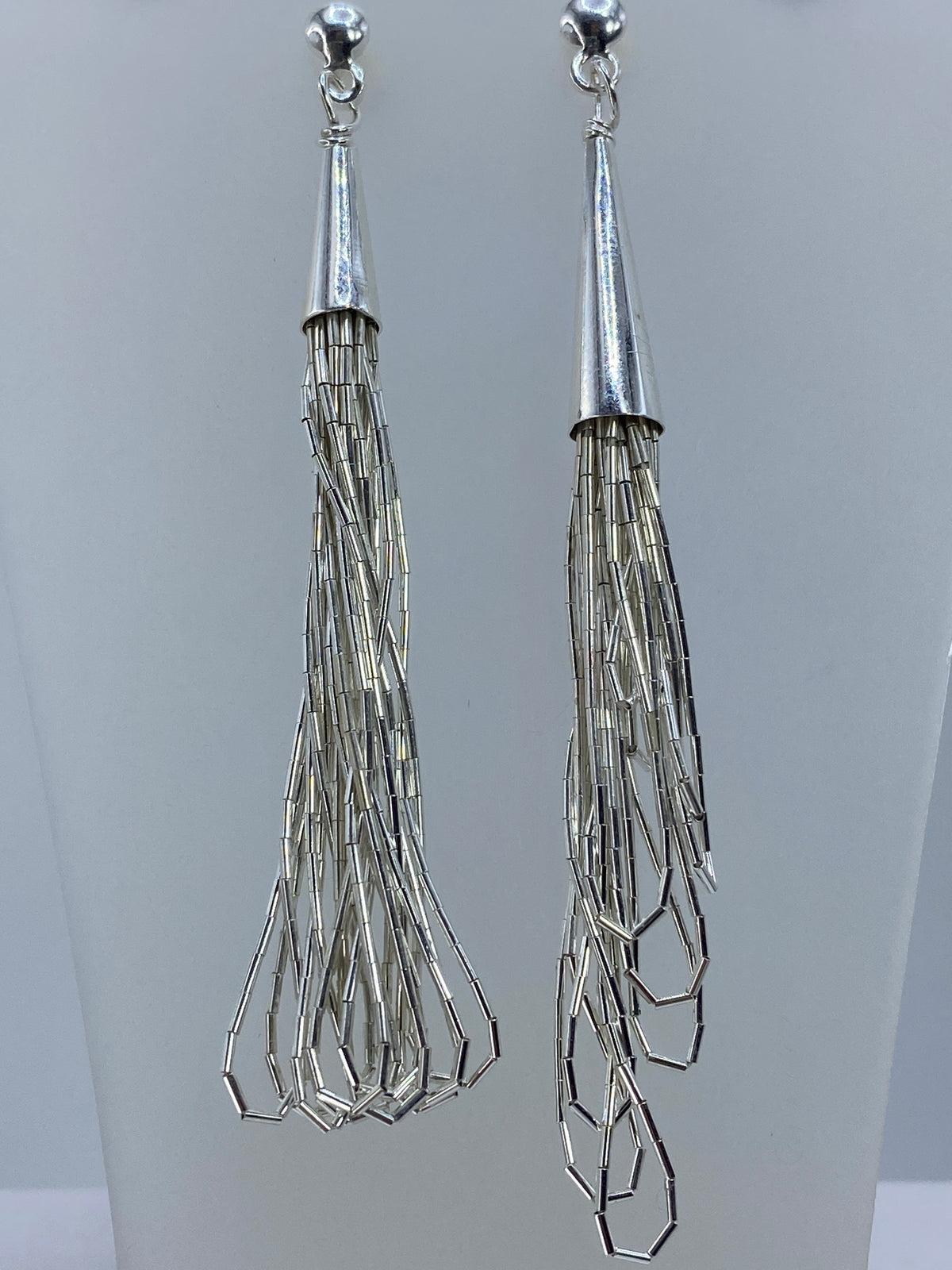 Par de aretes geométricos voluminosos de plata 925 sin piedra, con estructura facetada en cascada