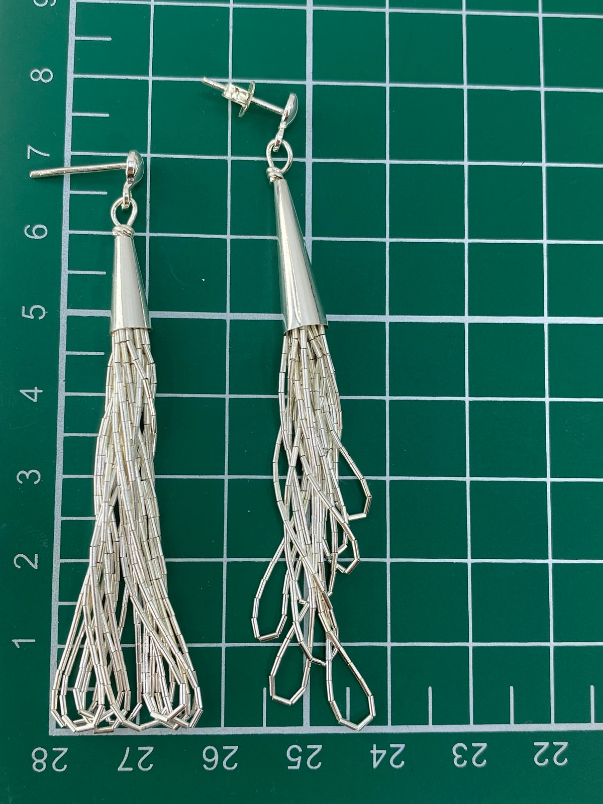 Aretes geométricos sobre fondo blanco con luz reflejada en cada faceta