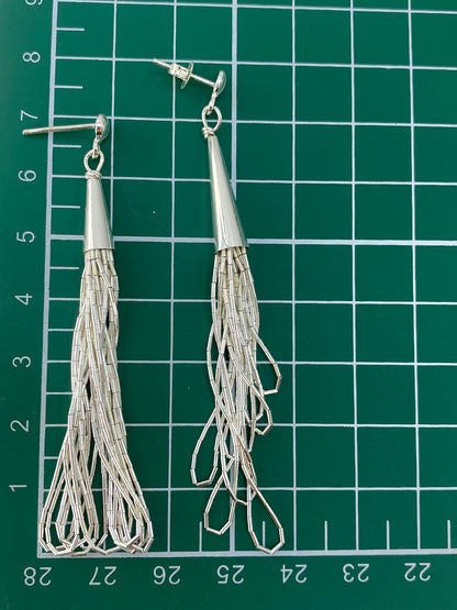 Aretes geométricos sobre fondo blanco con luz reflejada en cada faceta