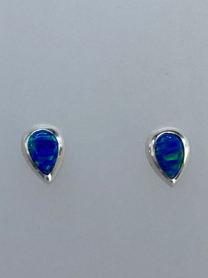 Aretes de botón en plata 925 con ópalo de fuego multicolor — vista frontal mostrando el juego de colores