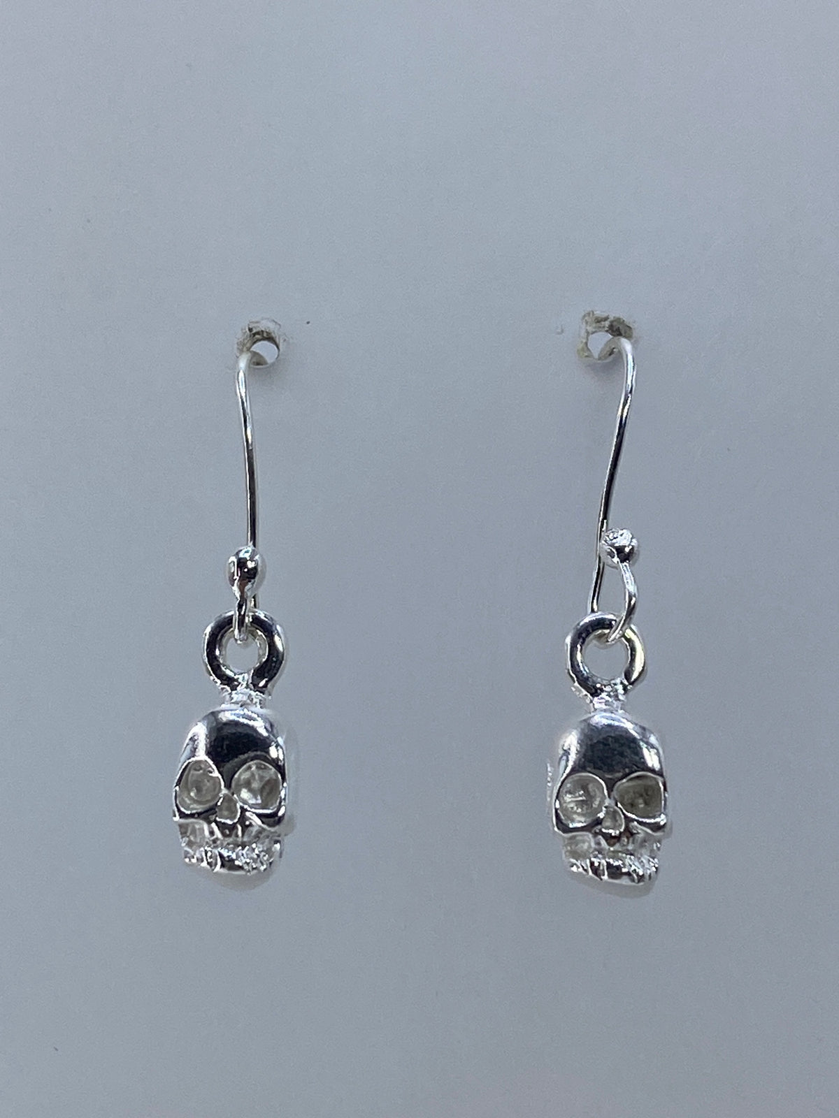 Detalle del repujado: volumen y textura de la calavera minimalista en plata 925