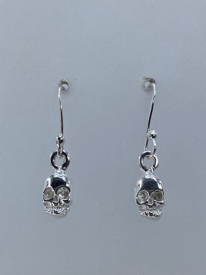 Detalle del repujado: volumen y textura de la calavera minimalista en plata 925