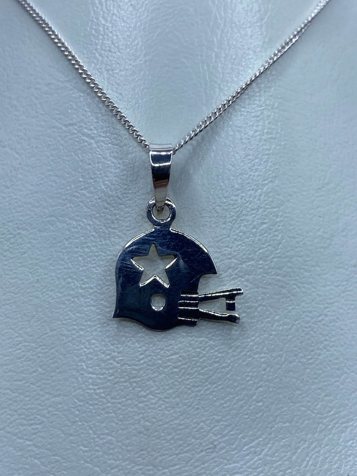 Dije de plata 925 con diseño de casco guerrero prehispánico, estrella frontal y glifos, sin cadena