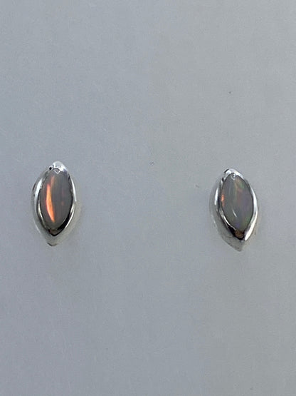 Par de aretes de plata 925 con ópalo de fuego multicolor en tonos naranjas y rojos