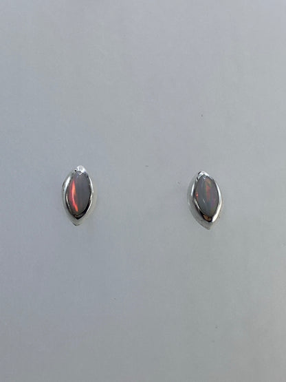 Aretes vistos de frente mostrando el brillo y juego de colores del ópalo de fuego
