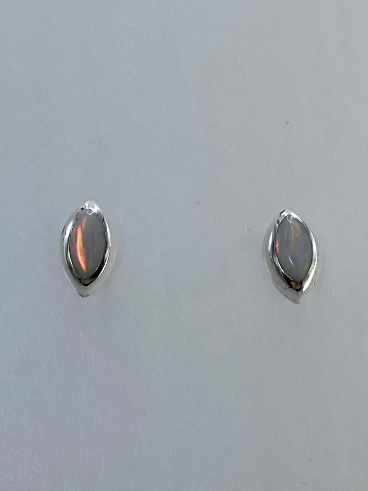 Detalle de engaste a mano de la piedra en plata pulida