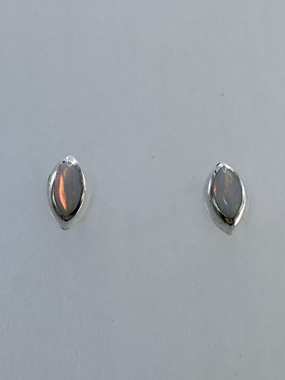 Detalle de engaste a mano de la piedra en plata pulida
