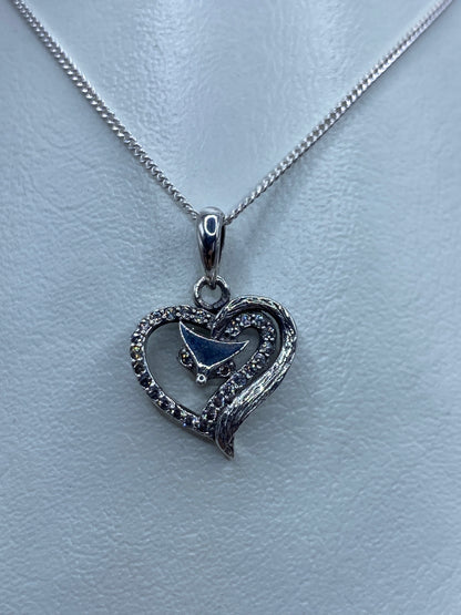 Dije corazón de plata 925 con micro-circonia blanca, colgado de cadena de plata, sobre fondo blanco