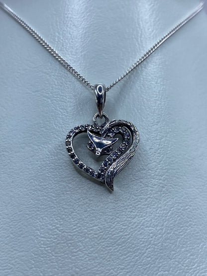 Detalle del engaste de micro-circonia blanca en patrón micro-pavé del dije corazón