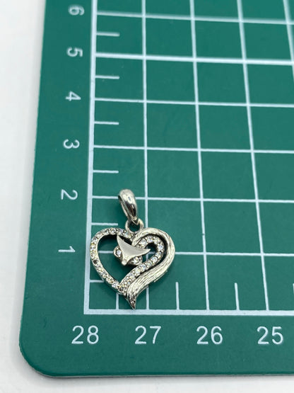 Reverso del dije corazón con marca Quinto 925 grabada en plata