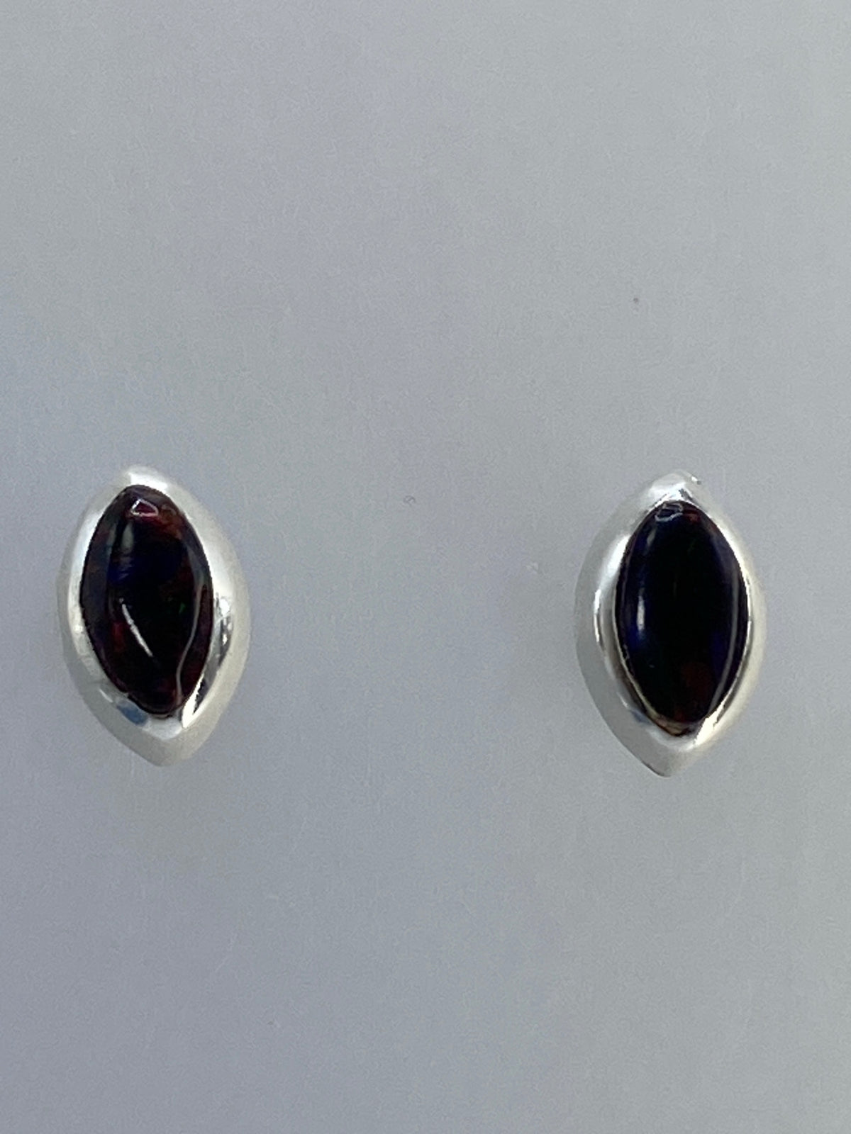 Aretes de plata 925 con ópalo de fuego multicolor engastados a mano, par visto de frente