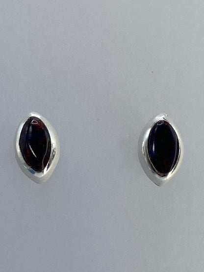 Aretes de plata 925 con ópalo de fuego multicolor engastados a mano, par visto de frente