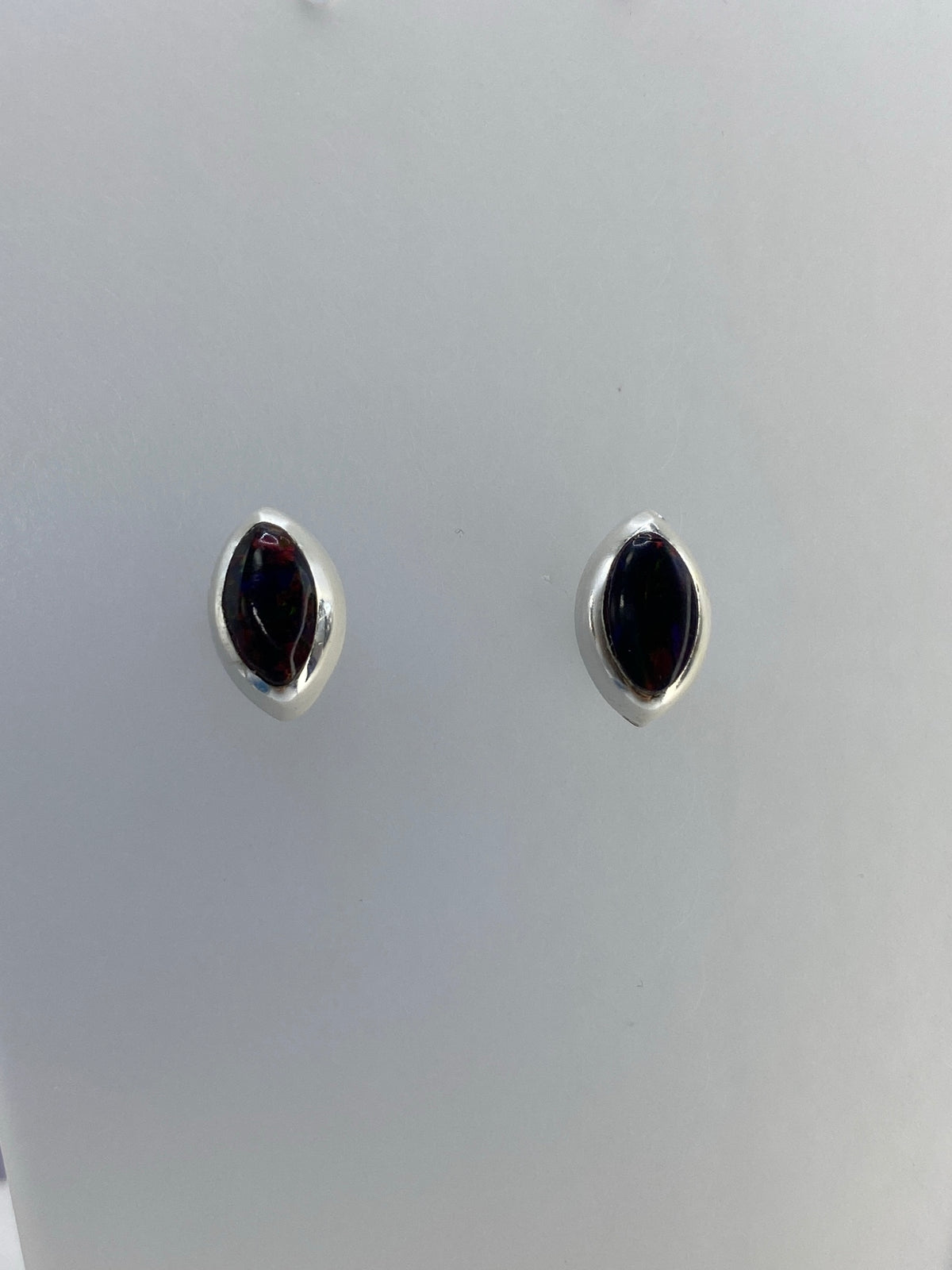 Detalle del engaste de ópalo de fuego en plata, mostrando los destellos de color naranja y rojo