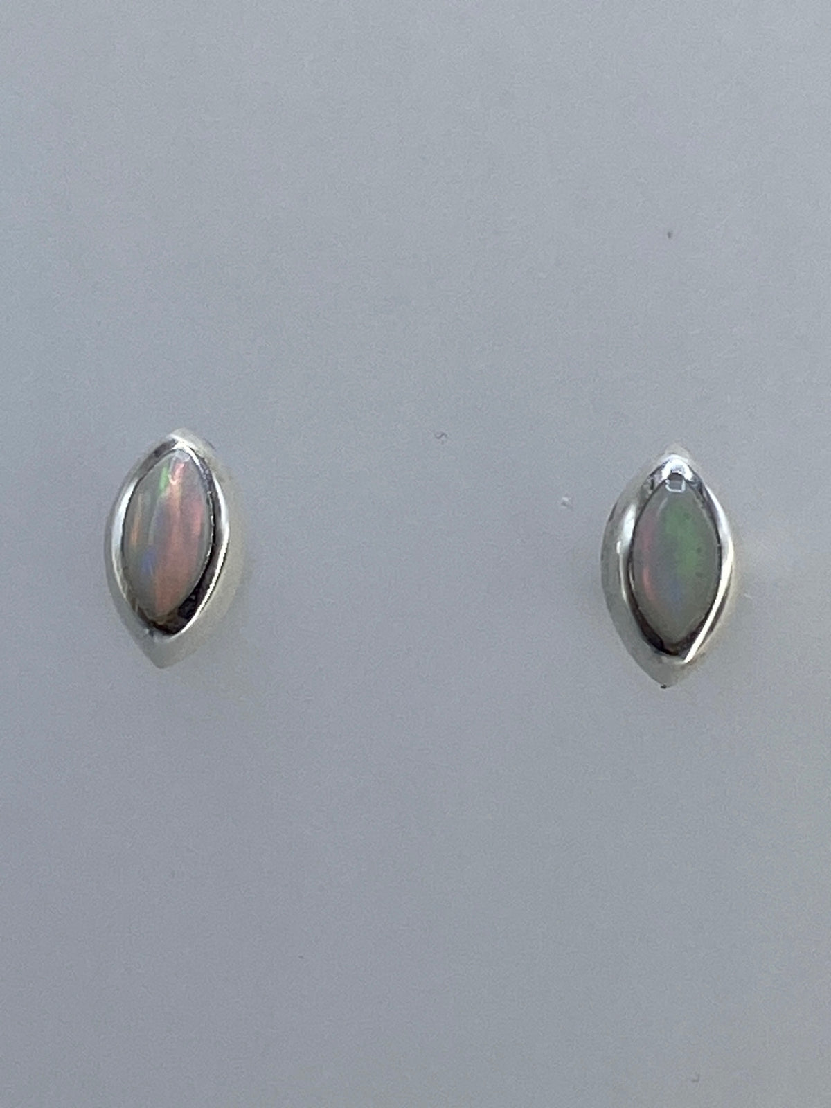 Par de aretes de plata con ópalo de fuego multicolor, detalles naranjas y rojos