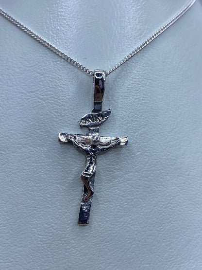Dije de Jesús crucificado en plata 925 fundida, colgado de una cadena de eslabones