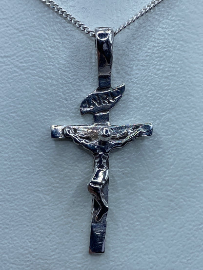 Vista lateral del dije de Jesús crucificado sobre regla de medición, 3.2 cm