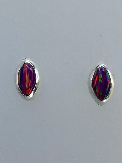 Par de aretes de plata con ópalo de fuego multicolor, detalles de la piedra con tonos rojo, naranja y verde