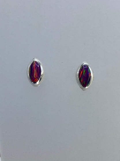 Aretes engastados en plata 925, vista frontal mostrando el brillo multicolor del ópalo
