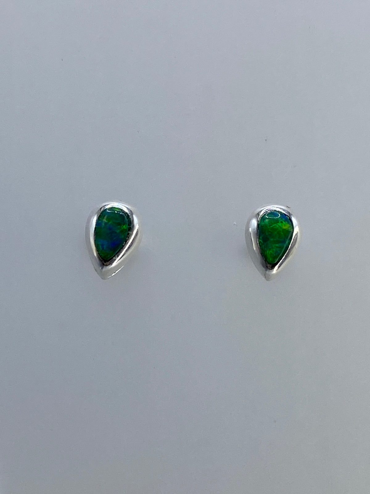 Detalle del engaste a mano del ópalo de fuego en plata 925