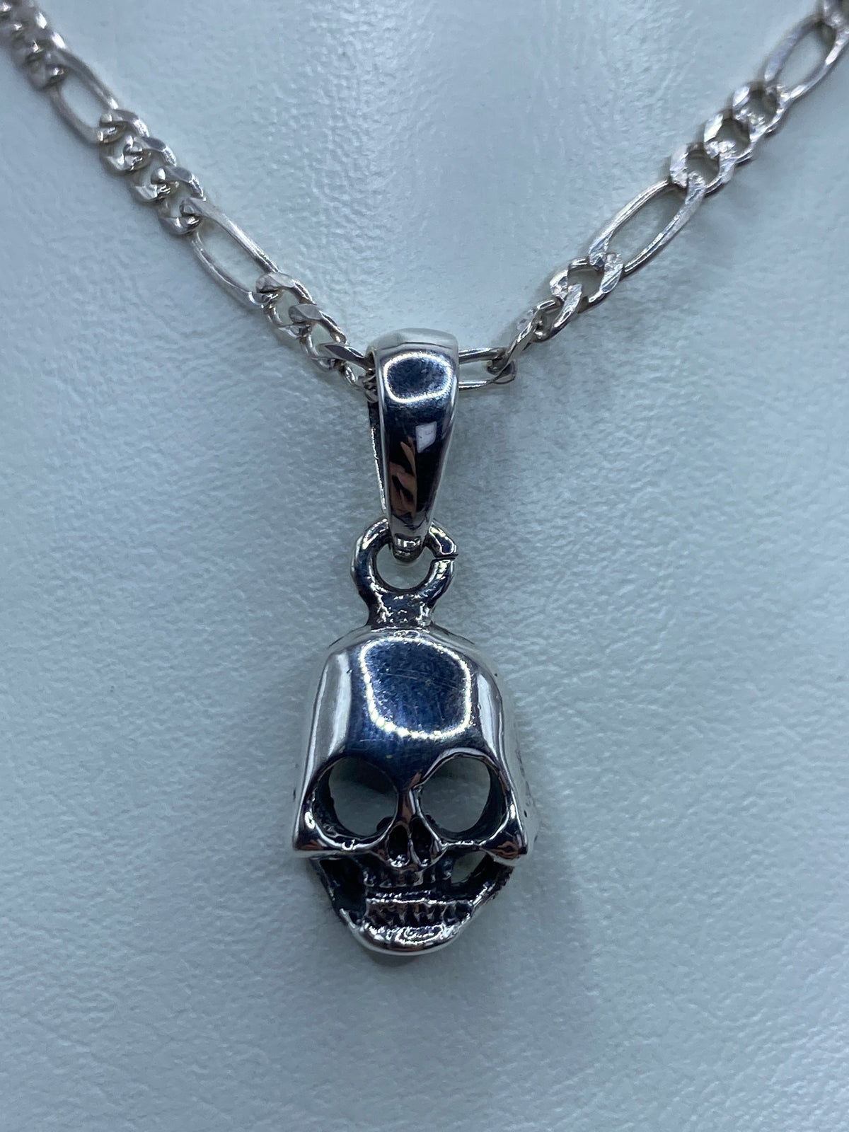Dije calavera de plata 925 fundida en Taxco, vista frontal