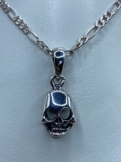 Dije calavera de plata 925 fundida en Taxco, vista frontal