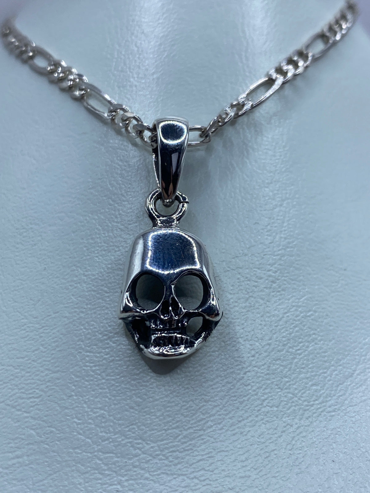 Detalle de la calavera de plata mostrando la fundición y pulido