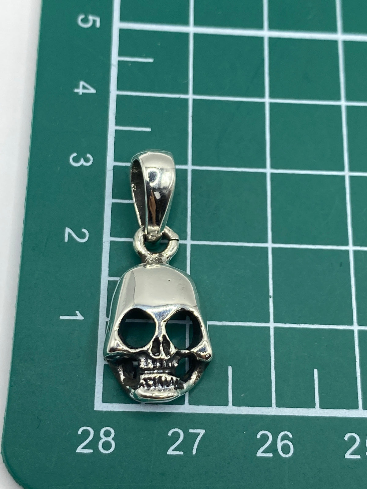 Reverso del dije calavera con marca de Quinto 925