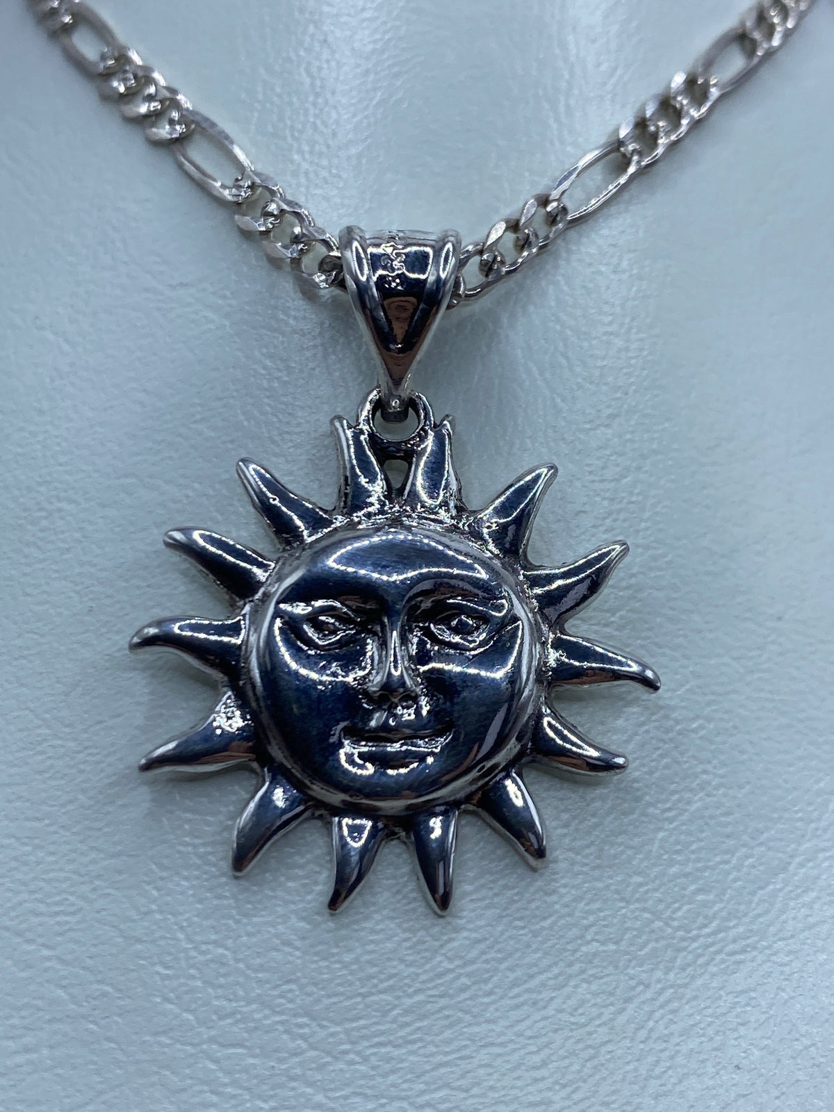 Dije de sol con rostro en plata 925 de Taxco, vista frontal