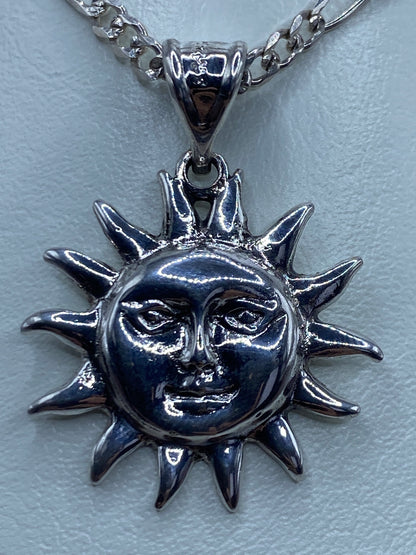 Dije de sol de plata en escala de centímetros, mostrando tamaño real