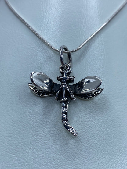Dije de libélula en plata 925 con alas en relieve sobre cadena de plata